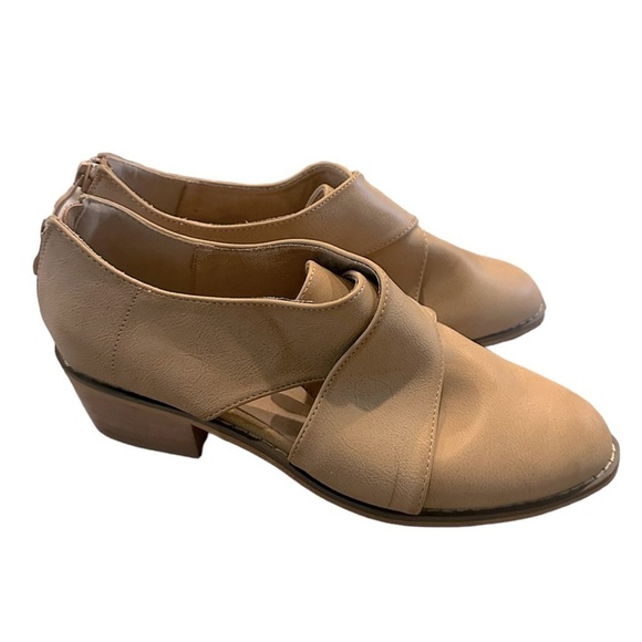 Olive Street Shoes - Olive Street Heeled Bootie Slip-on Tan Great Condition Size 7.5